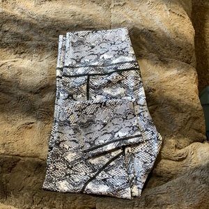 Zyia venom reflective pocket
